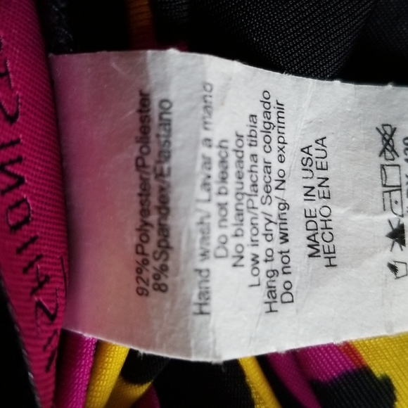 Gorgeous Multicolored Fitted Dress w/V Back. - Picture 7 of 7